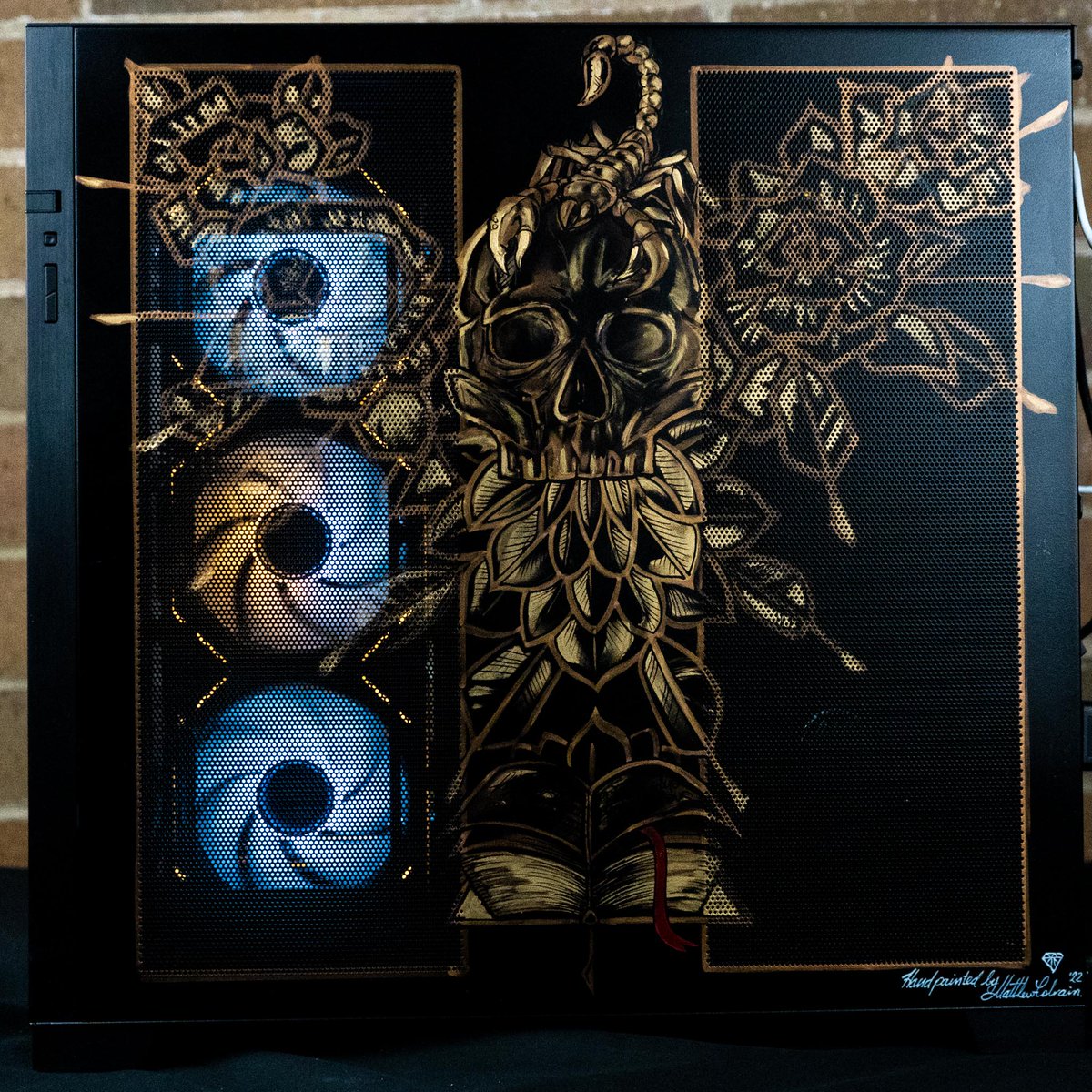 AlexanderPCS's tweet image. Today we have something awesome to show off. We teased it a little with yesterday’s post. We made a black metal tube with gold fittings metal loop… with hand painted art. This was for a customer and it came out looking so 🔥!!
#pcbuild #pc #liquidpc #alexanderpcs #art