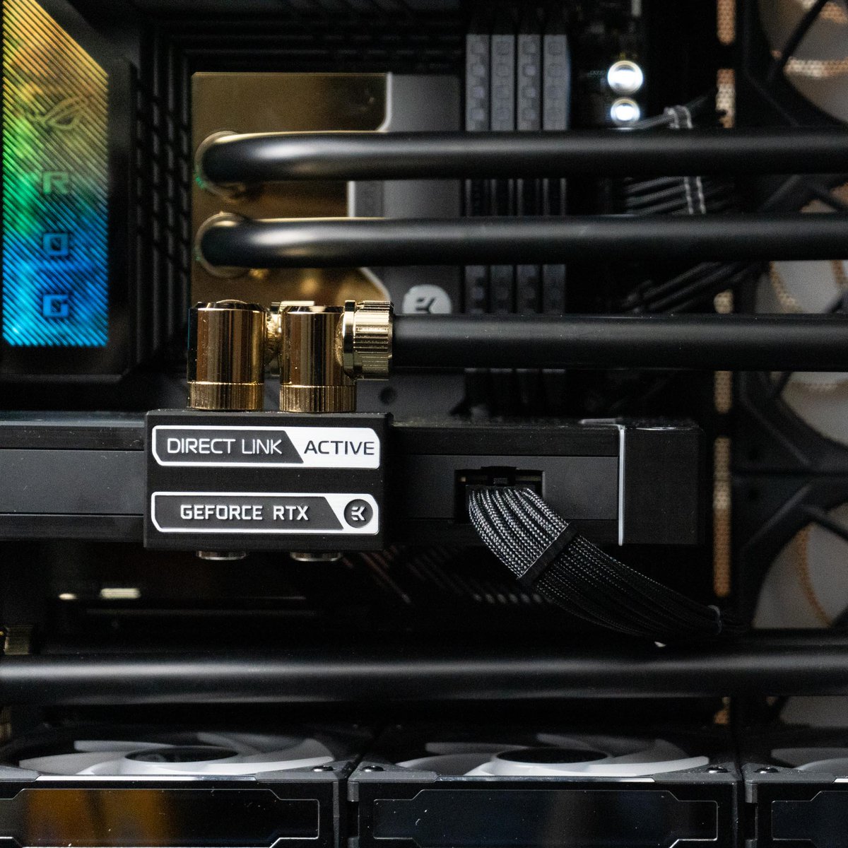 AlexanderPCS's tweet image. Today we have something awesome to show off. We teased it a little with yesterday’s post. We made a black metal tube with gold fittings metal loop… with hand painted art. This was for a customer and it came out looking so 🔥!!
#pcbuild #pc #liquidpc #alexanderpcs #art