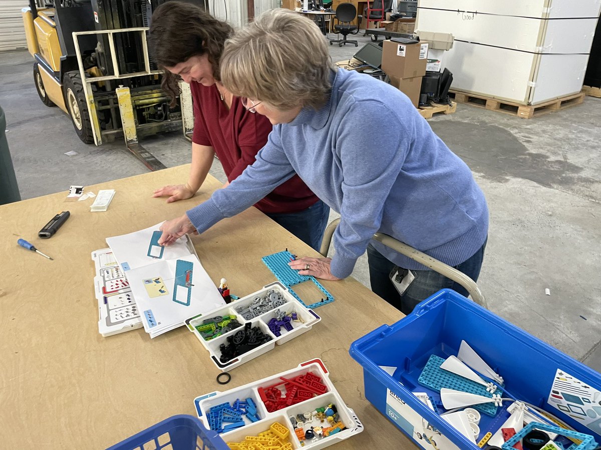 clefler12's tweet image. Did someone say playground? CSD’s STEM playground in action with our techie friends, watch out, students; you&apos;re tagged next! 
#CSD #PersonalizeCSD #CSDConnectedtoLead