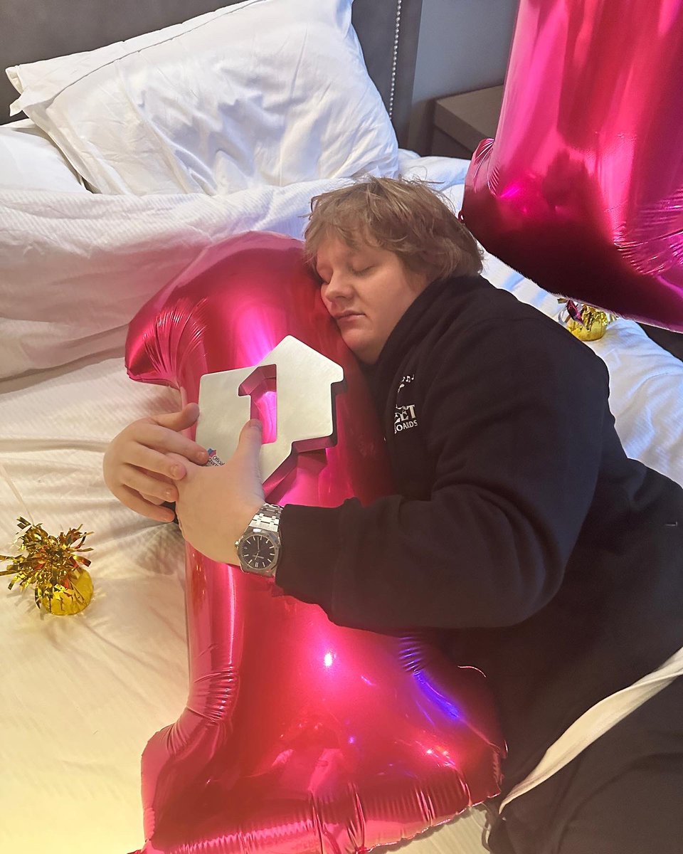 LewisCapaldi's tweet photo. 4 uk number 1’s!!!! over the moon to finally have as many number 1’s as a do STI’s 🏆x https://t.co/LLT78Oh0fG