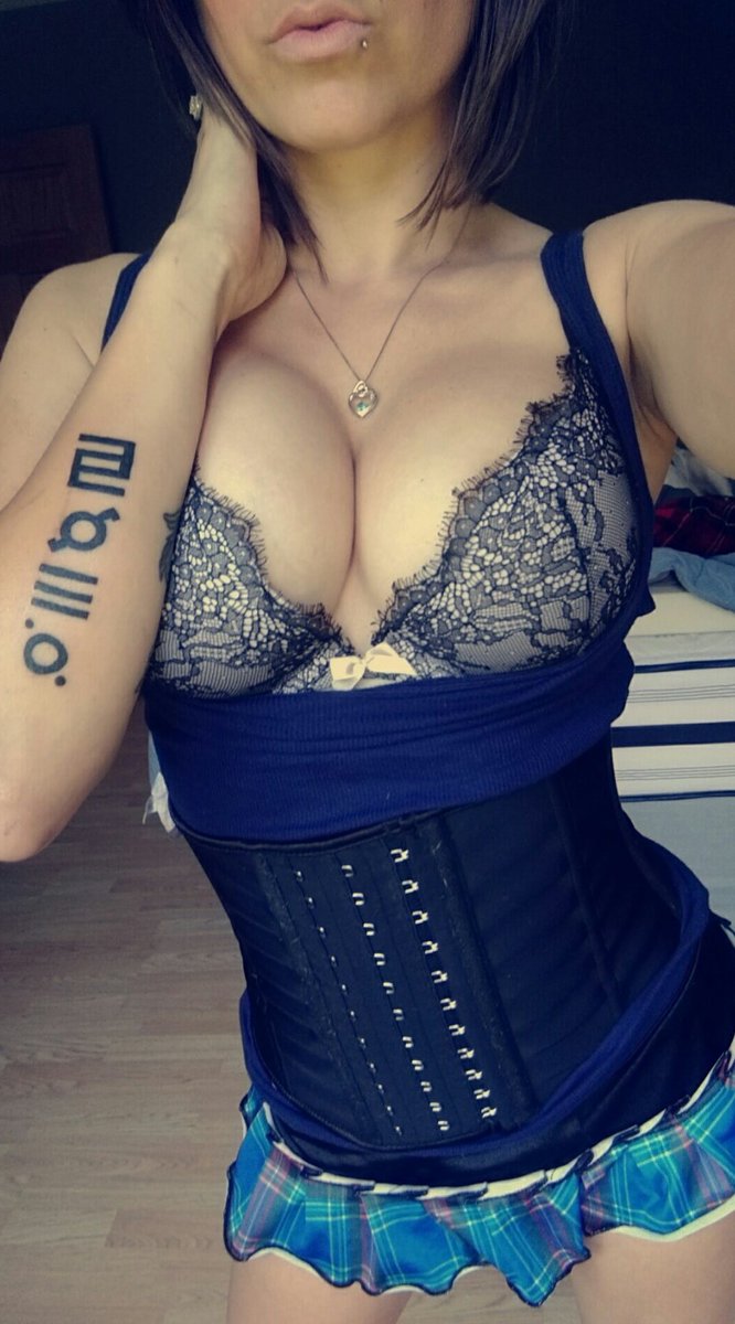 CandyAmira69's tweet image. #RT wenn deiner länger als 11 cm ist 🔃🍆