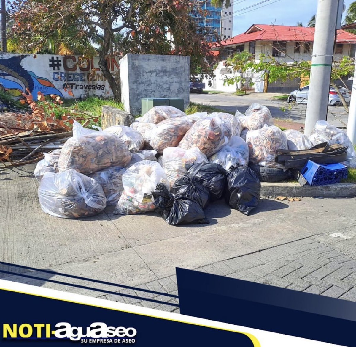 Escobitas de la empresa Aguaseo, realizan recolección y embolsado de los desechos en Paseo Marino, ciudad de Colón.

Está labor de mantenimiento era anteriormente realizada por la empresa encargada del proyecto, pero a solicitud de las autoridades Aguaseo realiza la recolección.