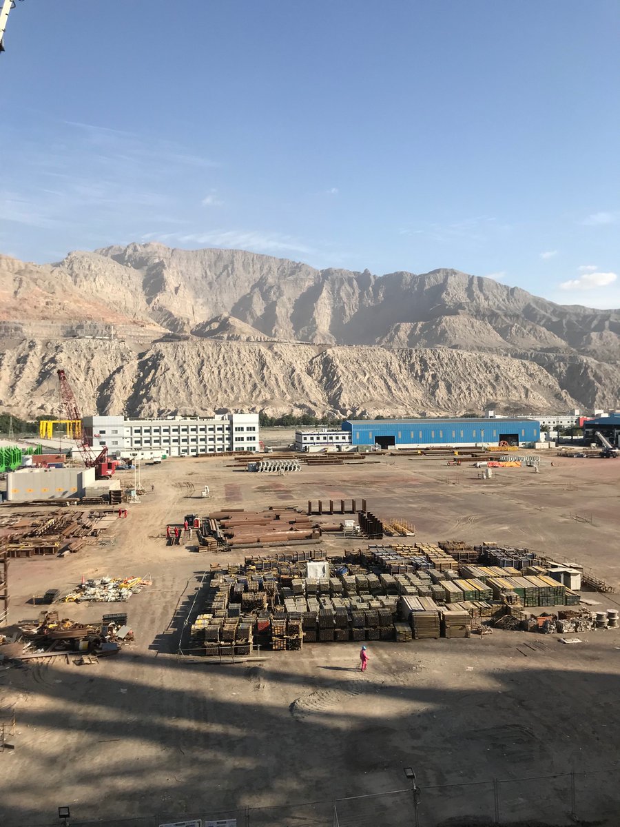 Harbwr Ras al Kaymah, o dan gysgod y mynyddoedd