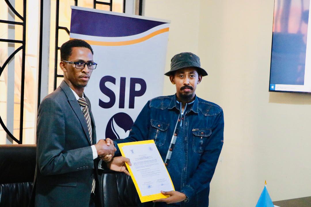 MachadkaDhaab's tweet photo. today we signed of Memorandum of understanding between Dhaab Institute of Policy and Strategic Studies (DIPSS) and Somali Institute for Peace (SIP). @Sipinstitute

that is aimed for cooperate and shared to Join Integration Strategic Plan and fulfilled up coming events. https://t.co/yTl8lP84DI