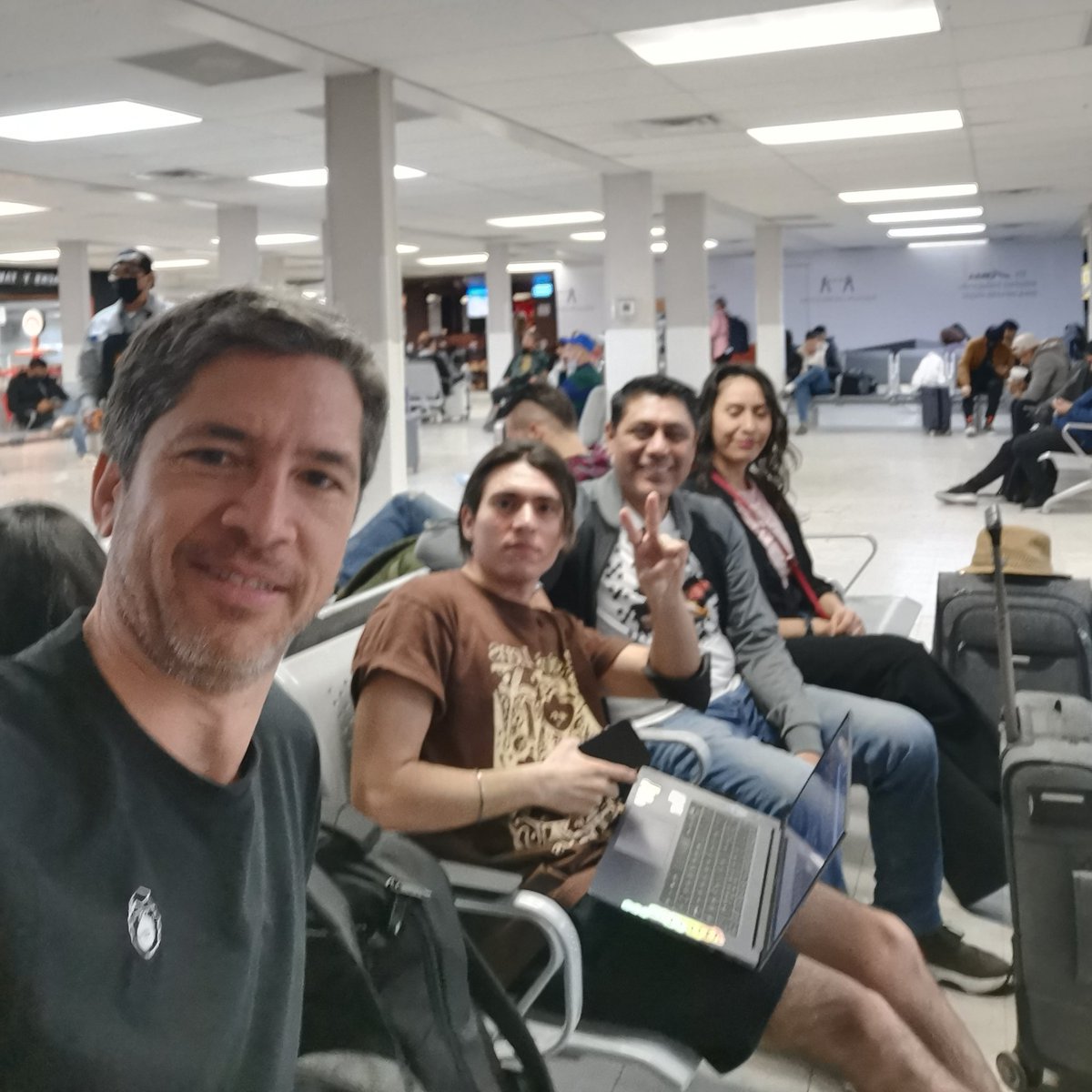 meximalist's tweet image. A punto de abordar para irnos a #CriptoMaza2023