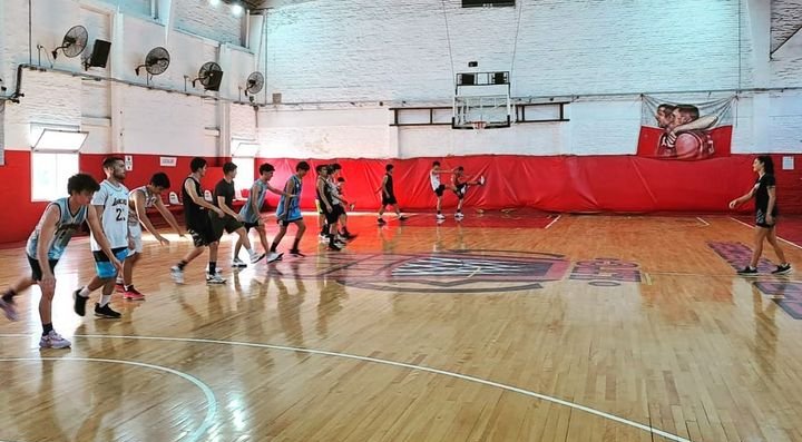 🏀⛹🏻‍♂️⛹🏻‍♀️ Jornada especial de entrenamientos físicos con Flor Imhoff y técnicos con un invitado de lujo: Raúl Salvatierra 👏🏻
¡Gracias Raúl por volver al Rancho!