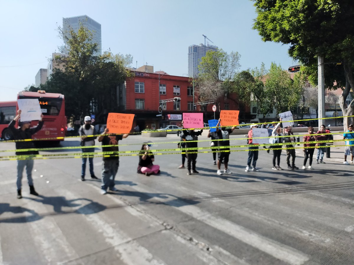 samano_O's tweet photo. No nos van a mover hasta que nos atienda @Claudiashein @CDMX_SIBISO @CDHCMX @COPRED_CDMX @sandraCuevas_ https://t.co/zEbftyK11s