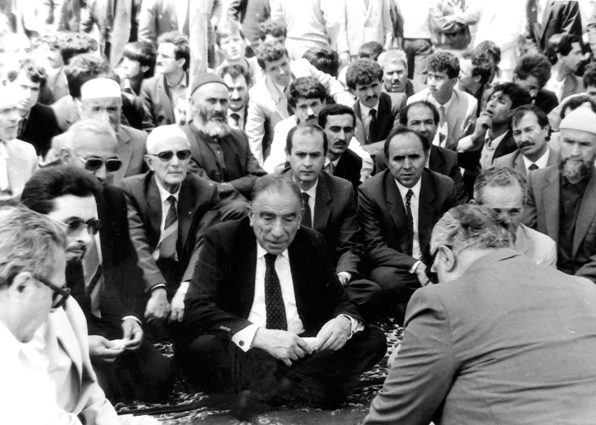 Fikrimizin, zikrimizin, siyasetimizin ve hareketimizin öznesi insan, aynı zamanda bunun cümlesi olan millettir.
Ülkücülerin Evi MHP