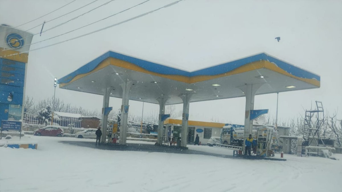 The dry spell ends as Anantnag and Srinagar experiences fresh snowfall. 

While the landscape looks stunning our Fuel Stations M/S Zam Zam Auto Aids and Motors still stands tall-to-serve among all the snowing. 

#BPCL #FuelStations #SnowFall