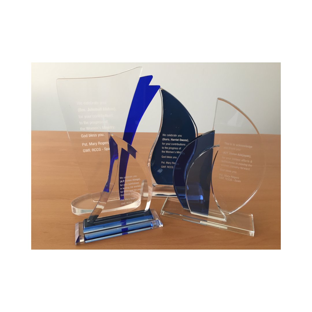 graincas's tweet photo. ¿Conocéis nuestros trofeos? Personalizamos y damos forma a cualquier tipo de creatividad. Si buscas un trofeo, llámanos.

#Grabado #somostecnologiaengrabado 

Para más información ponte en contacto con nosotros:
📞 91 415 20 39 y/o 📩 graincas@graincas.es https://t.co/AiK1OJlDrl