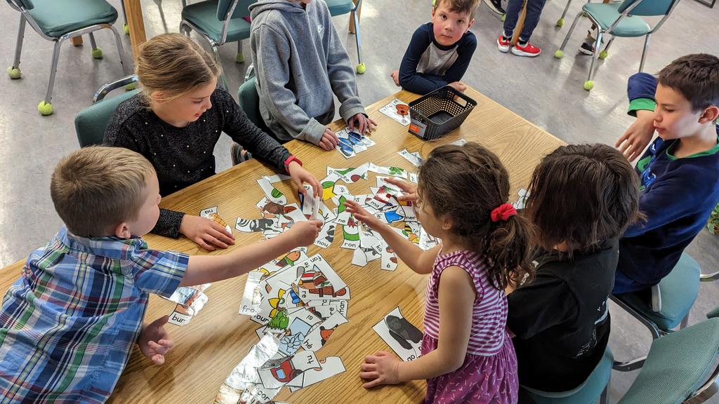 Nos 4ièmes en immersion aident nos 1er avec les nombres, les suites et les mots.

Our grade 4 French Immersion students are helping our grade 1s with numbers, patterns and words.