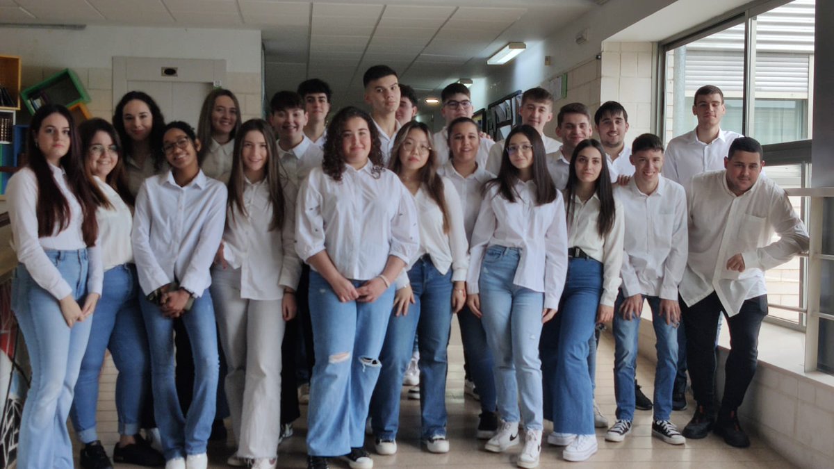 iesrocaba's tweet photo. Hoy ha sido el día elegido para que los alumnos de 2º Bach y de 2º de Ciclo Formativo se saquen su foto para la orla. Se trata de un ritual que cada año se repite por estas fechas, y que les hace mucha ilusión a los alumnos ya que ven cerca la hora de completar sus estudios. https://t.co/OqbHRCXl8c