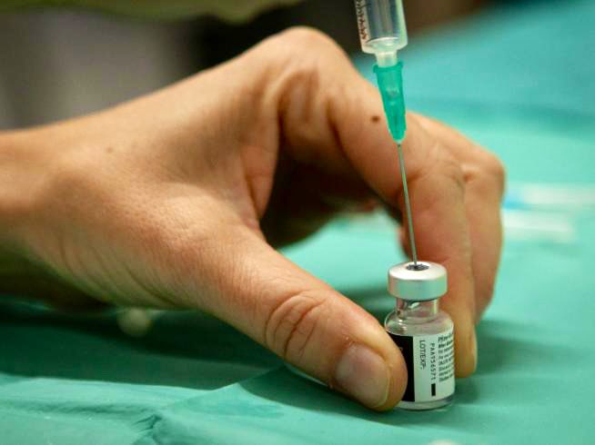 EnfrmraSaturada's tweet photo. Cuidado al reconstituir un vial en polvo, porque no es raro que al retirar la aguja te sal… pique. https://t.co/2SAu33yeE2