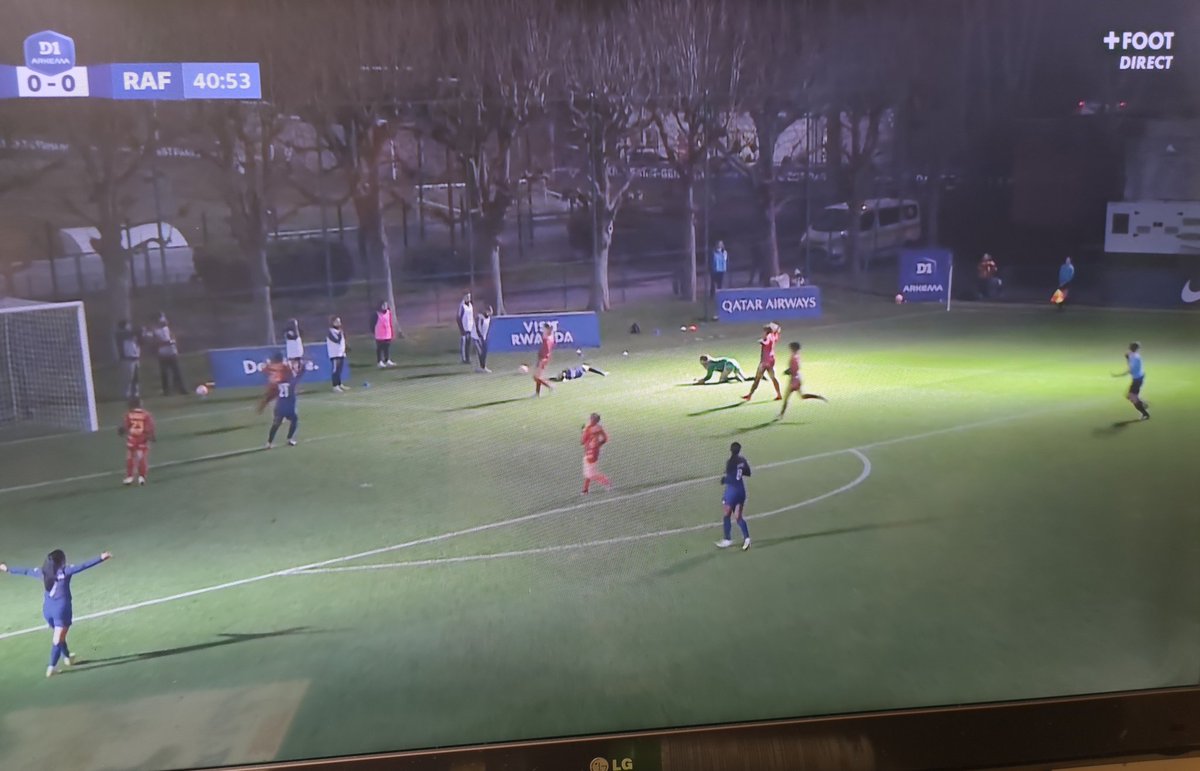 Pax24's tweet photo. OK donc ça c'est l'éclairage d'un match de ligue 1... Féminine certes mais quand même. #psgraf #foot #respecr https://t.co/z4Wb3S3Av1