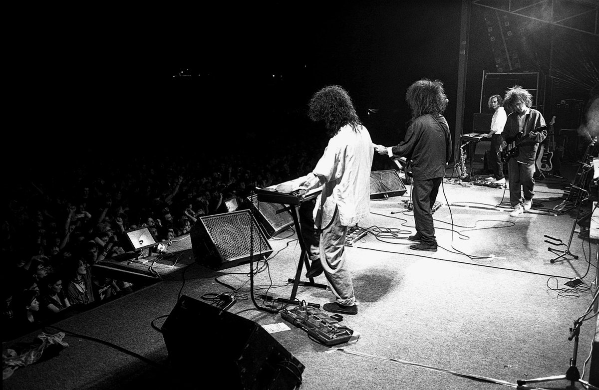 Impsansi's tweet photo. The Cure ― 1985 https://t.co/uxNQnjYkZP