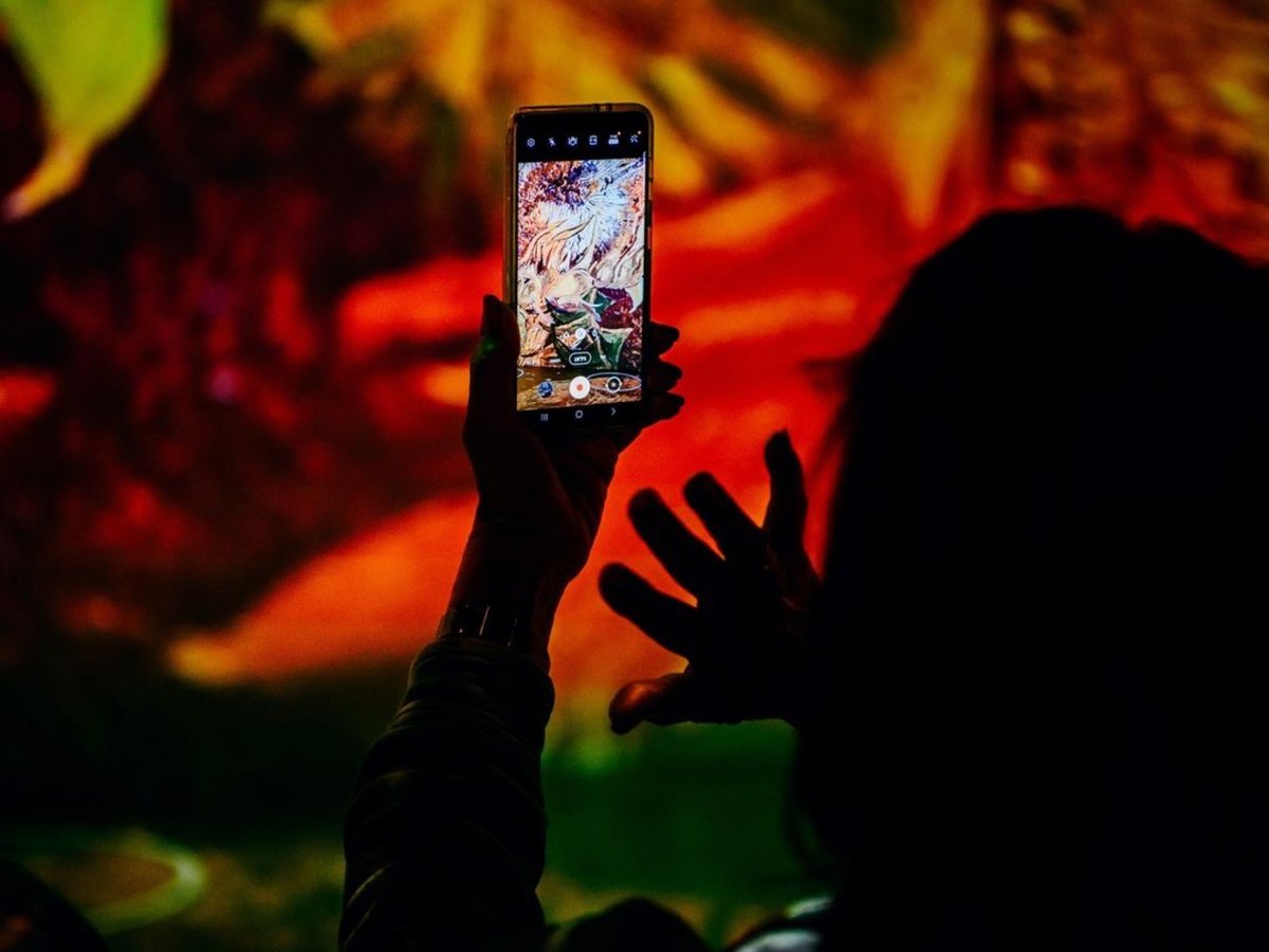 vangoghvegas's tweet photo. Moments worth capturing. 🤳🏽✨

Discover the beauty of Van Gogh's art in an up-close-and-personal setting. 

📍 Lighthouse ArtSpace Las Vegas inside @CrystalsLV 
⏰ Open daily
🎟 https://t.co/bJzsUGUGzH 

#VanGoghVegas #VanGogh https://t.co/jE2ehKwfMN