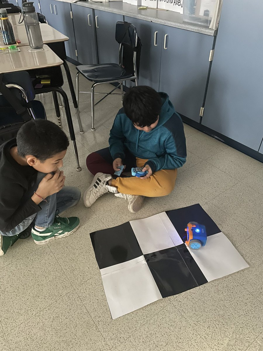 KouliasLang's tweet image. We loved having Stephanie from the Des Plaines Public Library help us learn to code and move these cool robots! #d59learns #dppl #TogetherWeCan