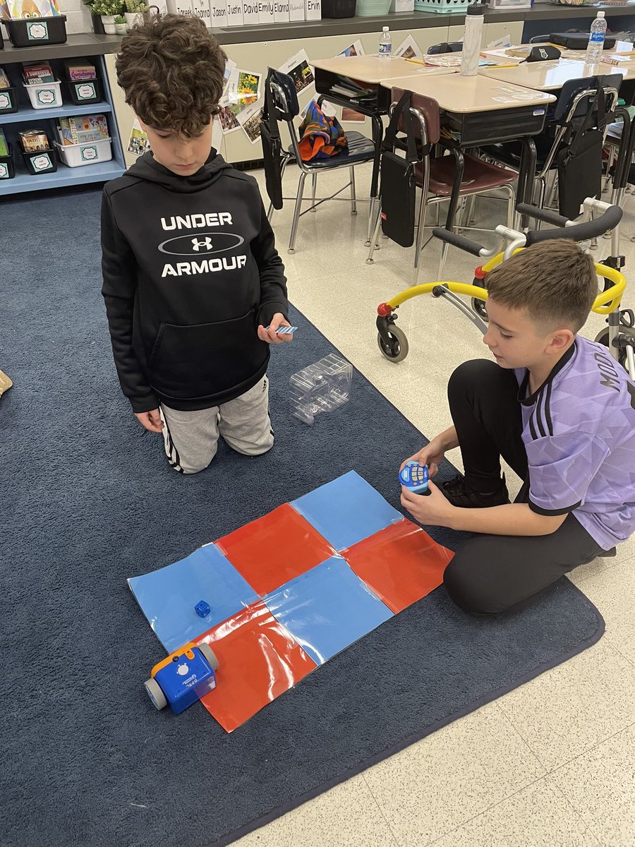 KouliasLang's tweet image. We loved having Stephanie from the Des Plaines Public Library help us learn to code and move these cool robots! #d59learns #dppl #TogetherWeCan