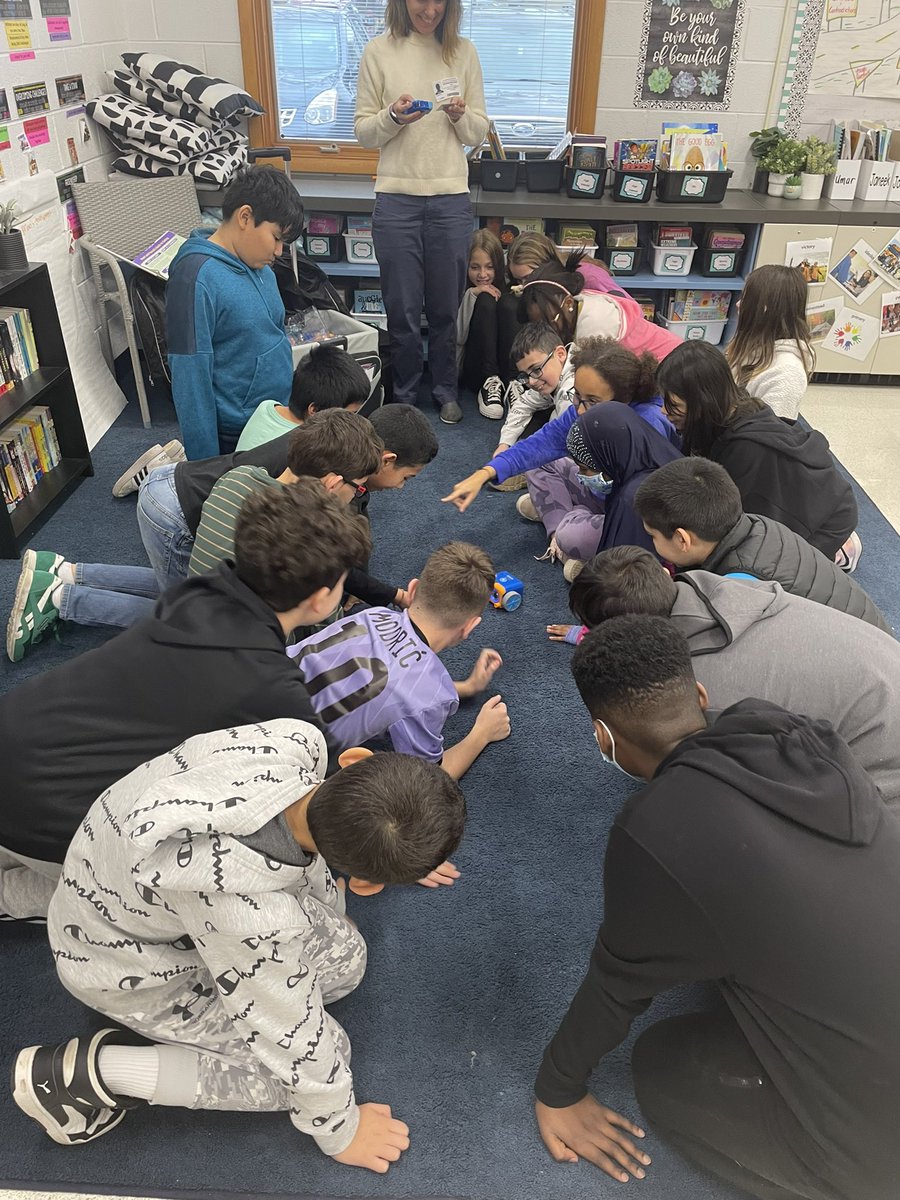 KouliasLang's tweet image. We loved having Stephanie from the Des Plaines Public Library help us learn to code and move these cool robots! #d59learns #dppl #TogetherWeCan