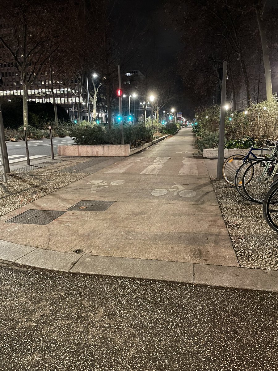 velotaflyon's tweet image. Quelqu’un a t-il déjà envisagé de « goudronner » ces bordures aux intersections de la piste cyclable sur Garibaldi ? Car chargé, j’ai plusieurs fois abîmé mon chargement et c’est clairement ce qui me fait choisir le chaussidoux à la place 😬 @LaVilleaVelo @maisonvelolyon