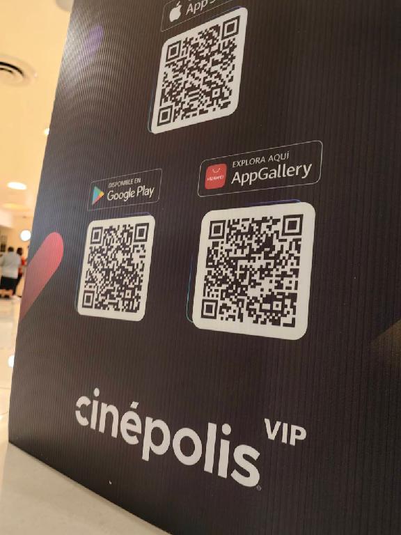 EseErick's tweet image. Se siente ver bien el trabajo cristalizado. La poderosísima @Cinepolis  promoviendo su app de @AppGallery en todas sus salas!!!!! #MakeItPossible #IAmHuaweier
