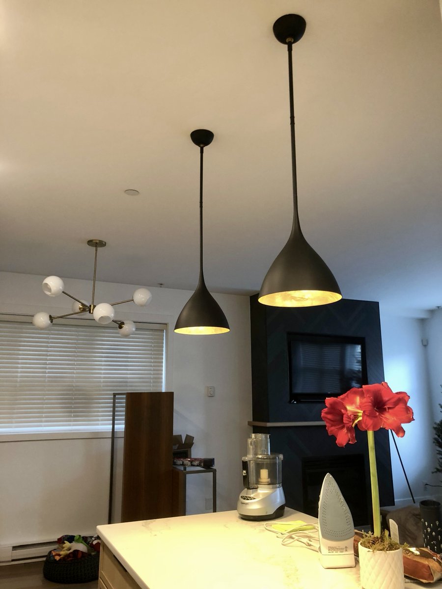 Love the look of these matte black pendant lights over this kitchen island 😍 
Go online to book us for your next job buff.ly/2UUwfkI⠀⠀⠀⠀⠀⠀
⠀   
#Vancityelectric #vancouverelectrician #abbotsfordelectrician #kitchenreno #pendantlights #design