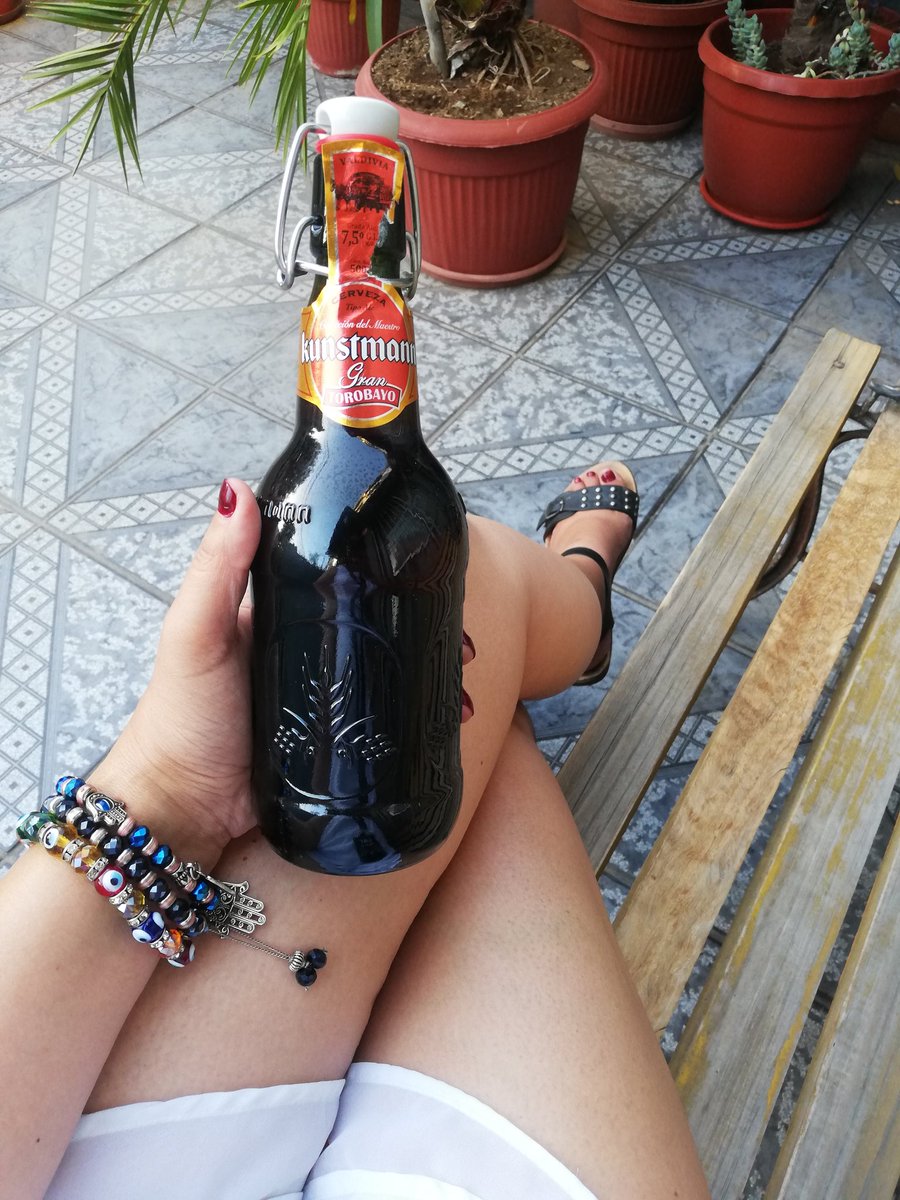 GabyEsc08705145's tweet photo. Viernes de Kunstmann Gran Torobayo... #cheers #chelera https://t.co/2Dg4hj3pY2