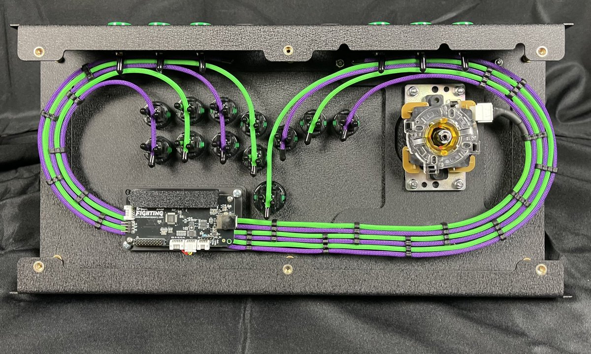 bearwitt_tv's tweet photo. Susanoo 18” fightstick w/ hitstick layout.

Feat. Qanba gravities, UFB, and GX16 connector.

Commissioned by @Gundog92 

Enclosure: @AllFightSticks 
Art print: @focusattack https://t.co/DTGn8RU7u4