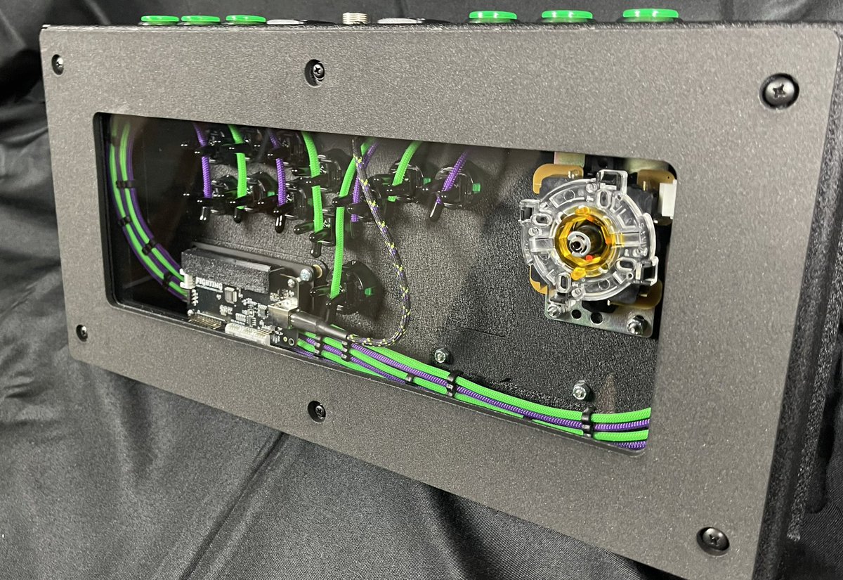 bearwitt_tv's tweet photo. Susanoo 18” fightstick w/ hitstick layout.

Feat. Qanba gravities, UFB, and GX16 connector.

Commissioned by @Gundog92 

Enclosure: @AllFightSticks 
Art print: @focusattack https://t.co/DTGn8RU7u4