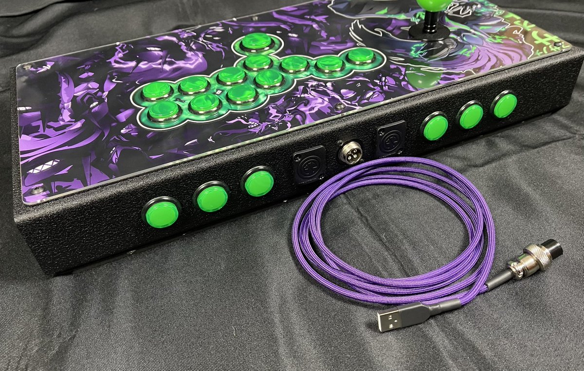 bearwitt_tv's tweet photo. Susanoo 18” fightstick w/ hitstick layout.

Feat. Qanba gravities, UFB, and GX16 connector.

Commissioned by @Gundog92 

Enclosure: @AllFightSticks 
Art print: @focusattack https://t.co/DTGn8RU7u4