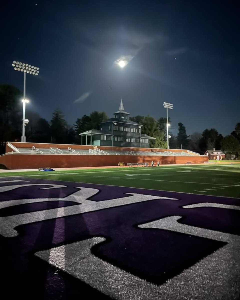 AmherstCollege's tweet photo. Good night, moon 🌖 and hello weekend.

📸: Manni Malone '23E https://t.co/XEcC7xbqm8