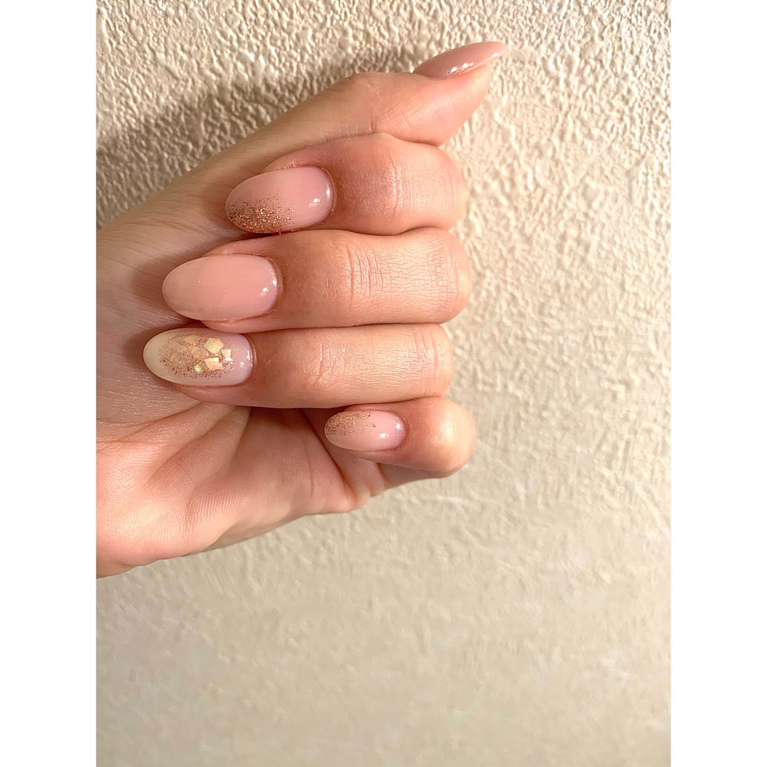 new nail 💅♡ やってみたかった淡い色のちゅるちゅるネイルにしてもらった🥺 煌めきを作るのも保つのも大変だけど、女の子としての人生後悔のないよう毎日キラキラでいたい🎀 お稽古行ってきます😚🌱