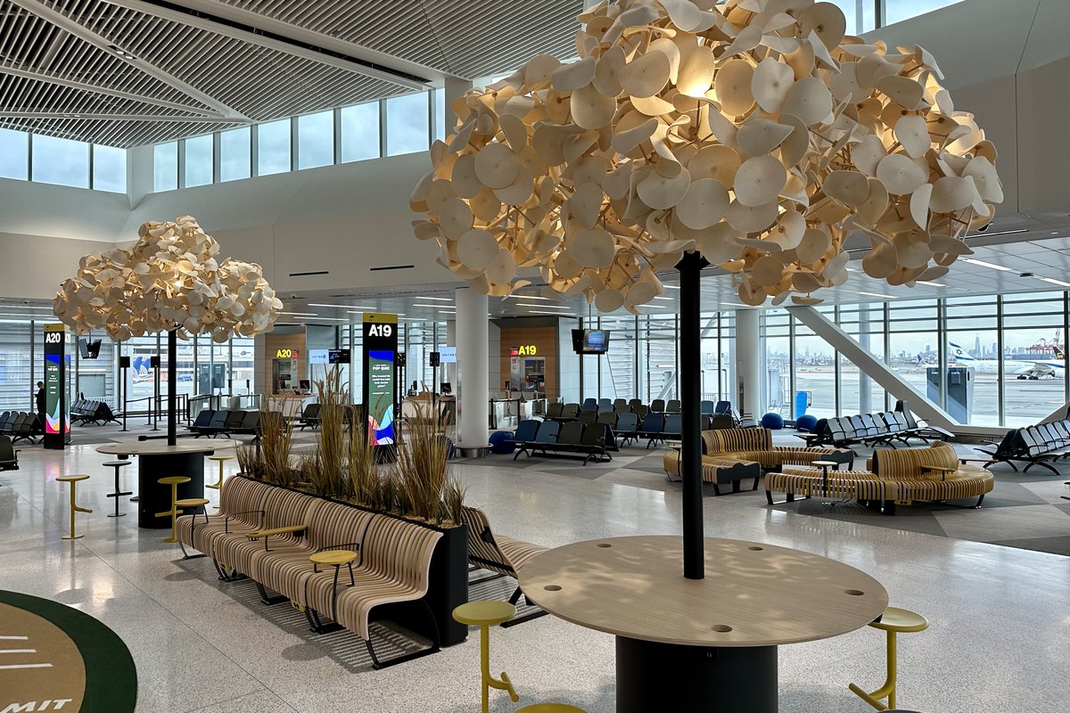 United Airlines tweet media