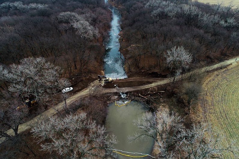 EPA reached an agreement with TC Oil Pipeline Operations to recover oil-contaminated soil and vegetation from the Dec 7 spill and contain further spread in the creek. The spill dumped 14,000 bathtubs' worth of crude oil into a rural Kansas creek.
#oilspill #