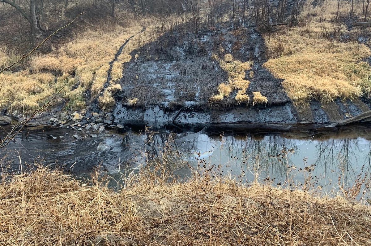 m4_thee's tweet photo. EPA reached an agreement with TC Oil Pipeline Operations to recover oil-contaminated soil and vegetation from the Dec 7 spill and contain further spread in the creek. The spill dumped 14,000 bathtubs' worth of crude oil into a rural Kansas creek.
#oilspill # https://t.co/wrULOnJZZY