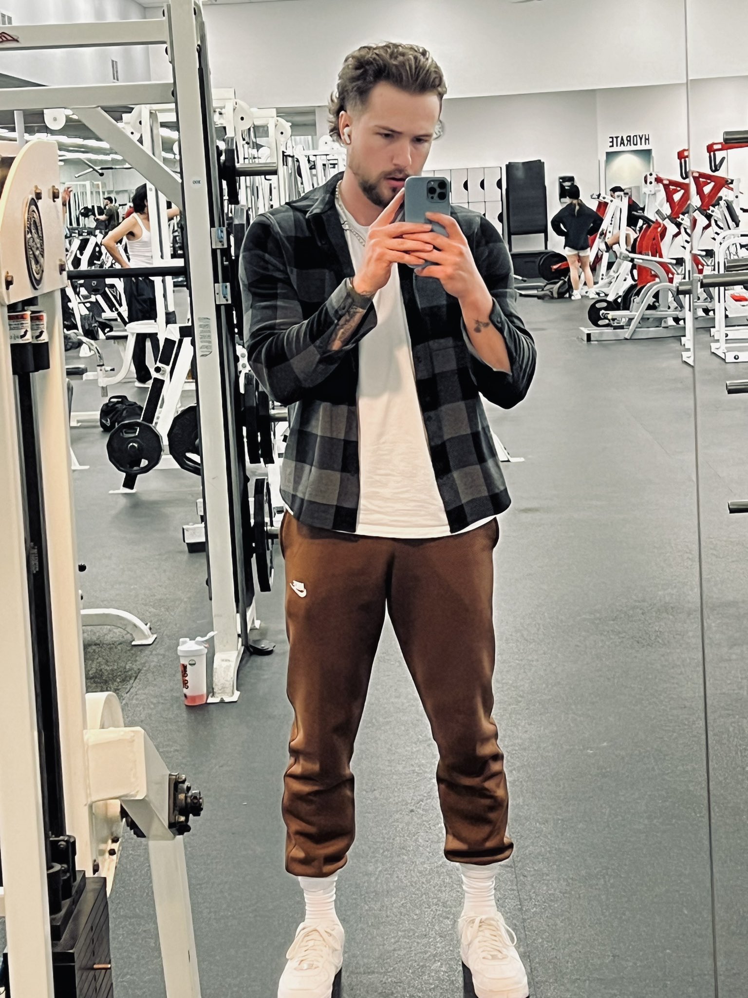 James on X: How do we feel about flannel pump covers and tucked sweats at  the gym? https://t.co/a6fVsILPa7 / X