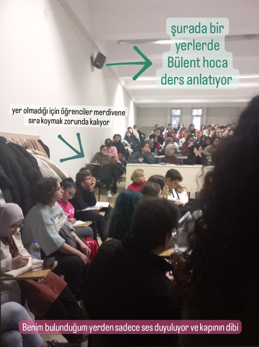 Bülent Yücel, en kalabalık derslerden birini vermesine rağmen dekanlığın inatla en küçük amfiyi verdiği, öğrencilerin kapı dibinde tahtayı dahi göremeden ders öğrenmesini bekleyen eğitim düşmanı yönetim tarafından sistematik mobbinge uğrayan biri.
Size sınıfı göstereceğim👇🏼