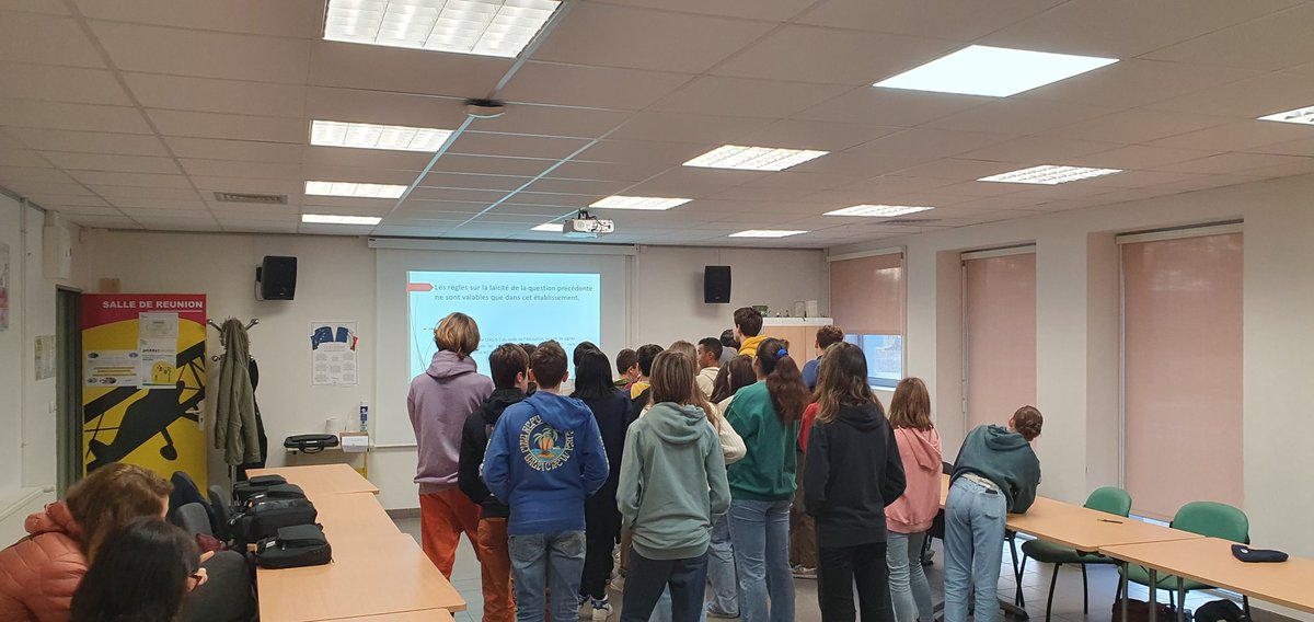 ClgMermoz40600's tweet photo. @ClgMermoz40600 
✅️Ateliers Laïcité/Valeurs de la République 
✅️Équipe Académique Valeurs de la République 
✅️Formation élèves de 4e / personnels 
✅️Projet CESCE - PARCOURS CITOYEN 
Bravo aux élèves , aux personnels pour l'engagement et la participation active. https://t.co/Jpzkz8xWEz