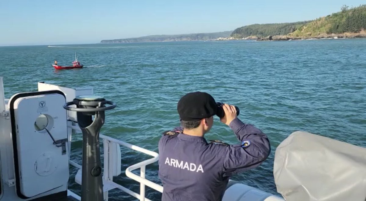 Armada_Chile's tweet photo. Medios dependientes de la Gobernación Marítima de #Talcahuano, en conjunto con Bomberos, Carabineros y Pescadores, continúan en la búsqueda de tres personas que fueron arrastradas por el mar en Playa Pingueral (No Apta para el baño)

#ArmadaTeCuida #RespetaElMar https://t.co/HteFiXxvoE