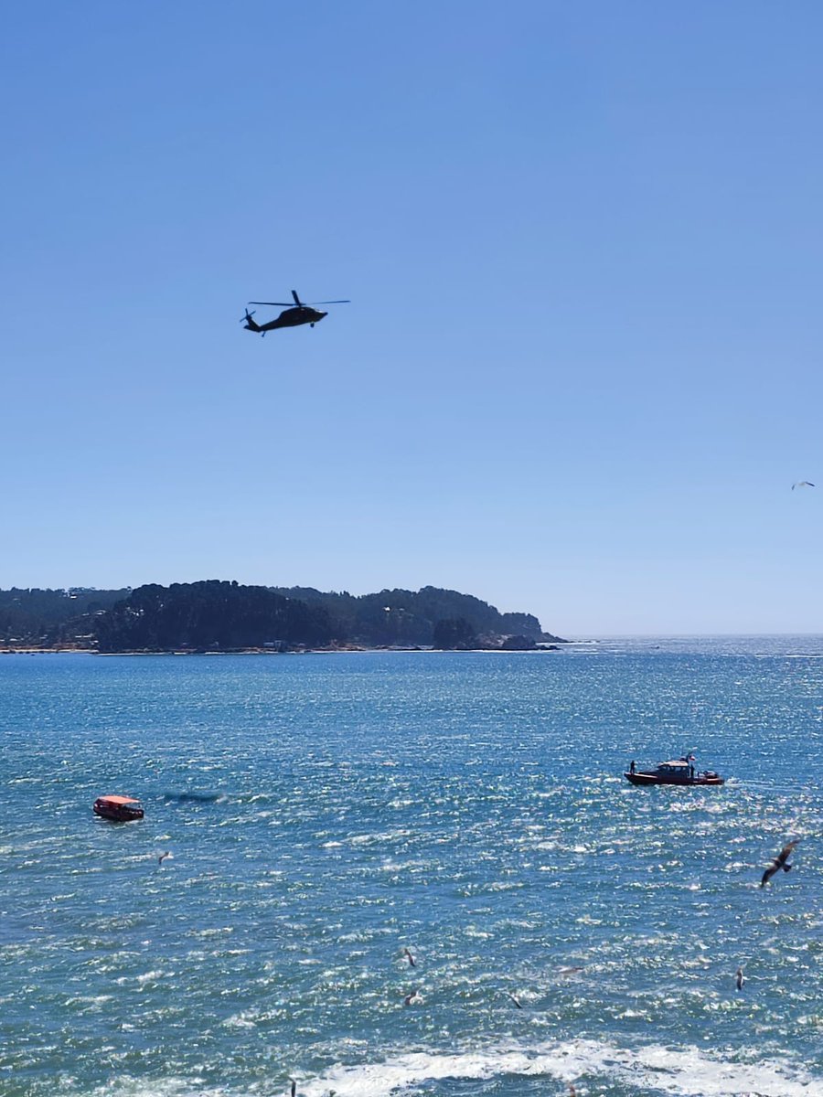 Armada_Chile's tweet photo. Medios dependientes de la Gobernación Marítima de #Talcahuano, en conjunto con Bomberos, Carabineros y Pescadores, continúan en la búsqueda de tres personas que fueron arrastradas por el mar en Playa Pingueral (No Apta para el baño)

#ArmadaTeCuida #RespetaElMar https://t.co/HteFiXxvoE