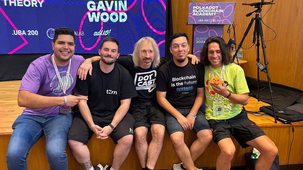 EzioRed's tweet image. Una foto con el genio de @gavofyork y los cracks de la comunidad en medio de la #PolkadotBlockchainAcademy ⭐