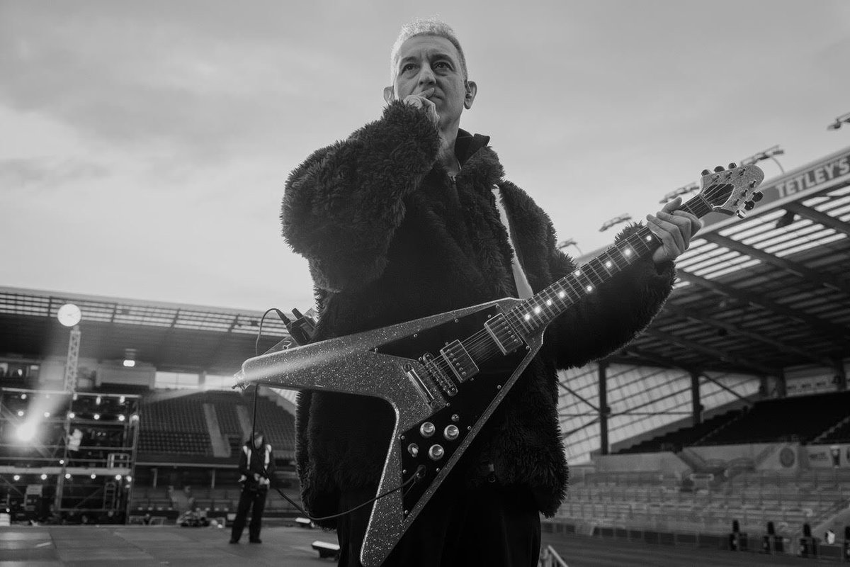 DesiGuitR's tweet photo. THE VEE WAS MADE FOR STADIUMS!
#LordOfTheStrings sound checking with @iamgraft for @LEEDS_2023 #TheAwakening #leedscityofculture with my @GibsonGuitarUK 80's #flyingvee Trying to look deep in thought but I've just lost my wireless receiver 😆 p.s. was bloody cold hence the fur! https://t.co/bqyQx1Fe1C