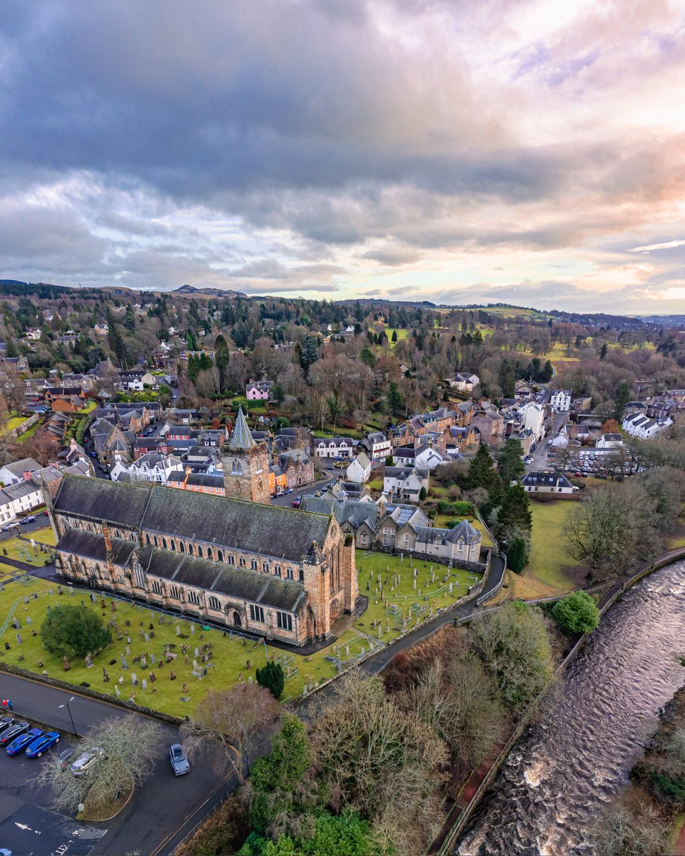 TNorthCaptures's tweet photo. The sun wasn't my friend today at the planned shoot near Killin. Managed to throw the drone up for a quick blast at Dunblane Cathedral on the way home though. Dumyat in the background like a mini Arthur's Seat.
#visitscotland #stirlingalive #dunblane #droningon #stirling https://t.co/5vtivte0Lt