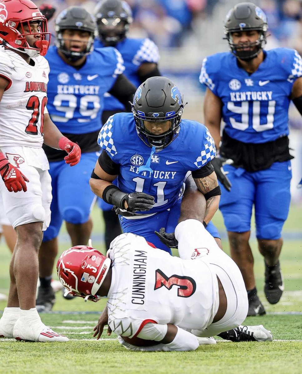 Extremely blessed to receive my first Division 1 offer from the University of Kentucky <a href="/PatQBtrainer/">Pat McLaughlin</a> <a href="/vincemarrow/">CoachMarrow</a>