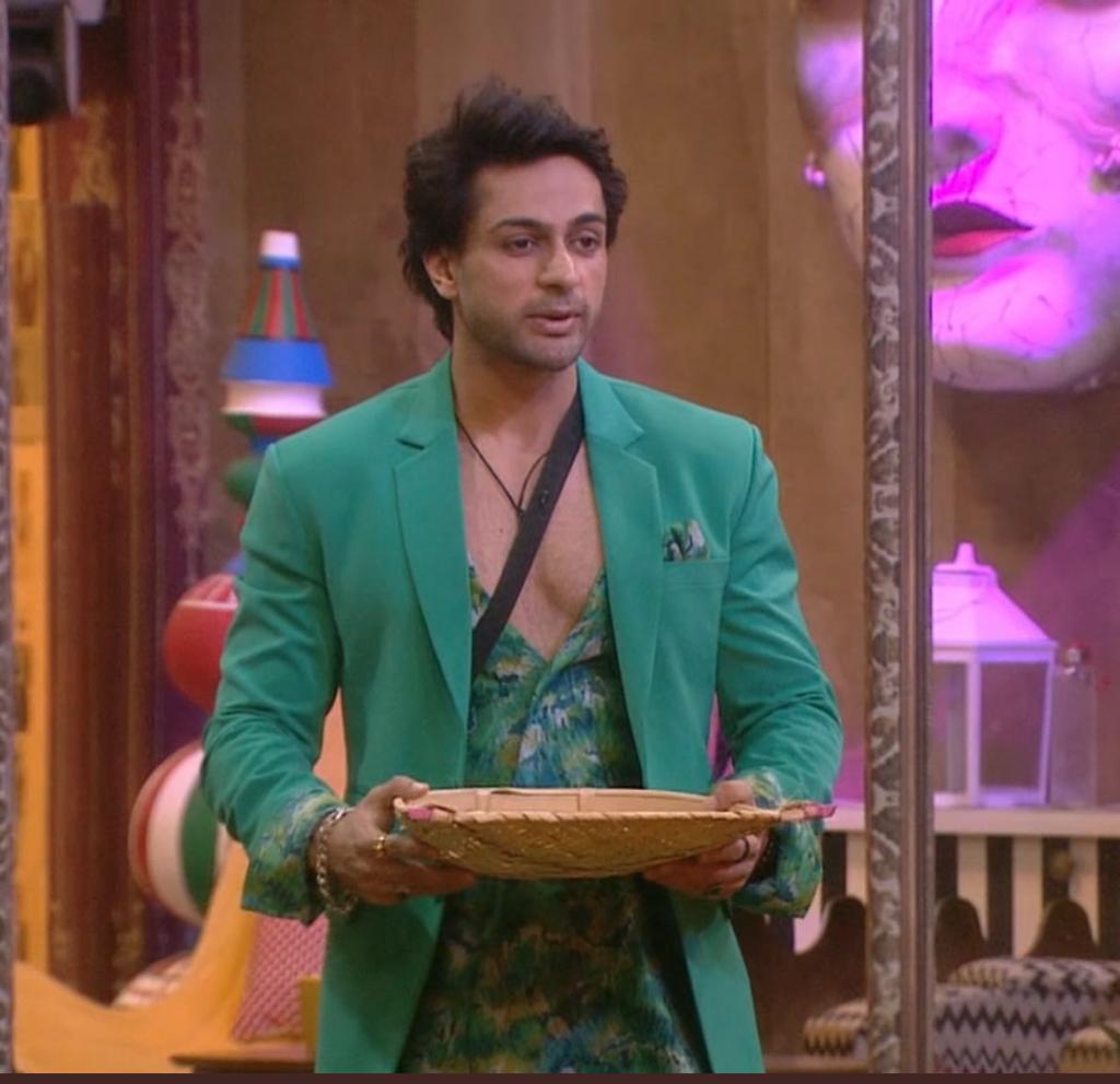 onlytweetsind's tweet photo. WkV par Sha cha Gaya. He is looking handsome. Har bar pehle WkV se uparwala style. love your style. Tum Bahut handsome lag rage ho

#shalinbhanot #shalinbhanotgoat #bigboss16 #biggboss #weekendkavar #sHukravarkavar https://t.co/fZoEMOfOhh