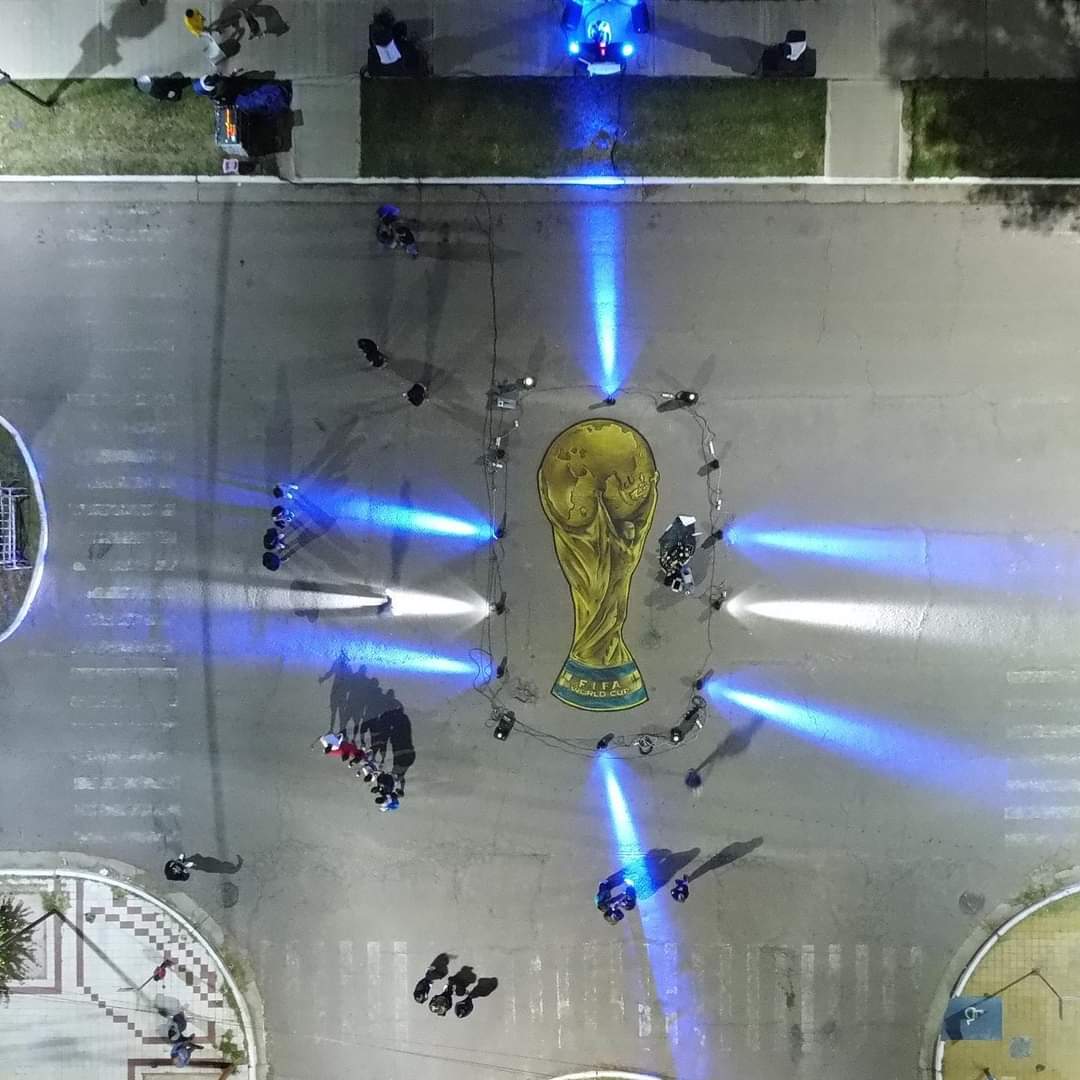 Matiaascabrera's tweet photo. Tenemos la copa del mundo en las calles del pueblo #Tornquist @afa #campeonesdelmundo @Argentina #Argentina  @todonoticias @TyCSports @eltreceprensa https://t.co/a5Qn1Qw4vl