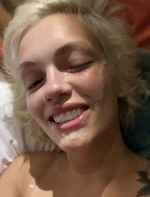 glazed donut ? happy fridayy https://t.co/Qud1izuqIz https://t.co/t2rv2RwCFt