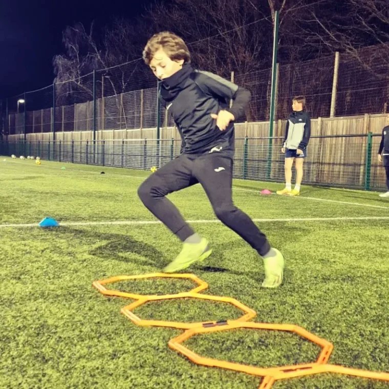BallersAcademy_'s tweet photo. 𝘽𝙖𝙡𝙡𝙚𝙧𝙨 𝘼𝙘𝙖𝙙𝙚𝙢𝙮
After a long Christmas break, the players were straight back into SAQs with coach @TomBeere
#ballers #academy #saqs #football #training https://t.co/rMCI7BWeD2