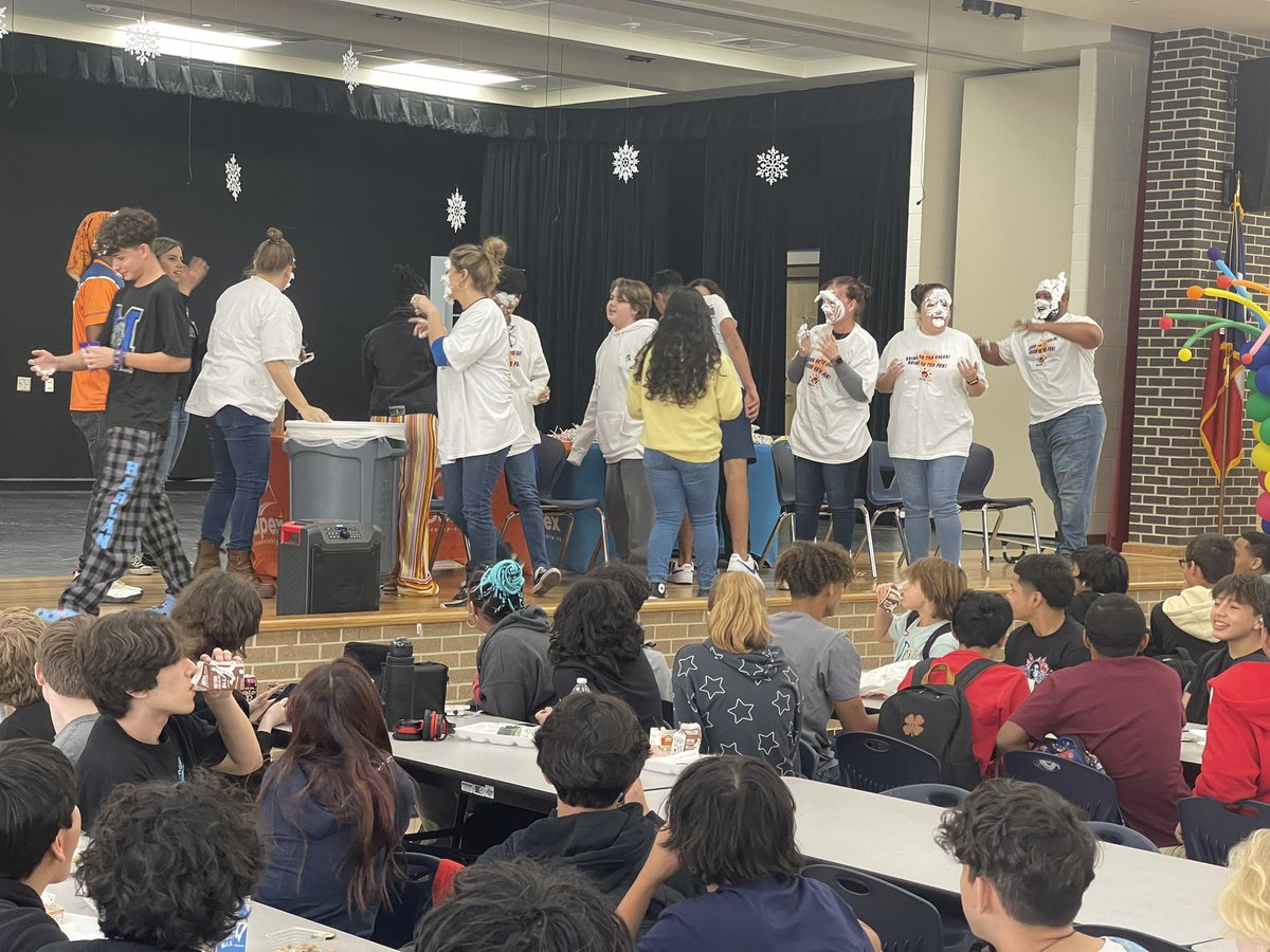 NISDStraus's tweet photo. Our teachers are amazing!!!! Just a little lunchtime fun for our Apex Color Battle! #colorbattleSA #ApexSA https://t.co/njtBXZP7Ug