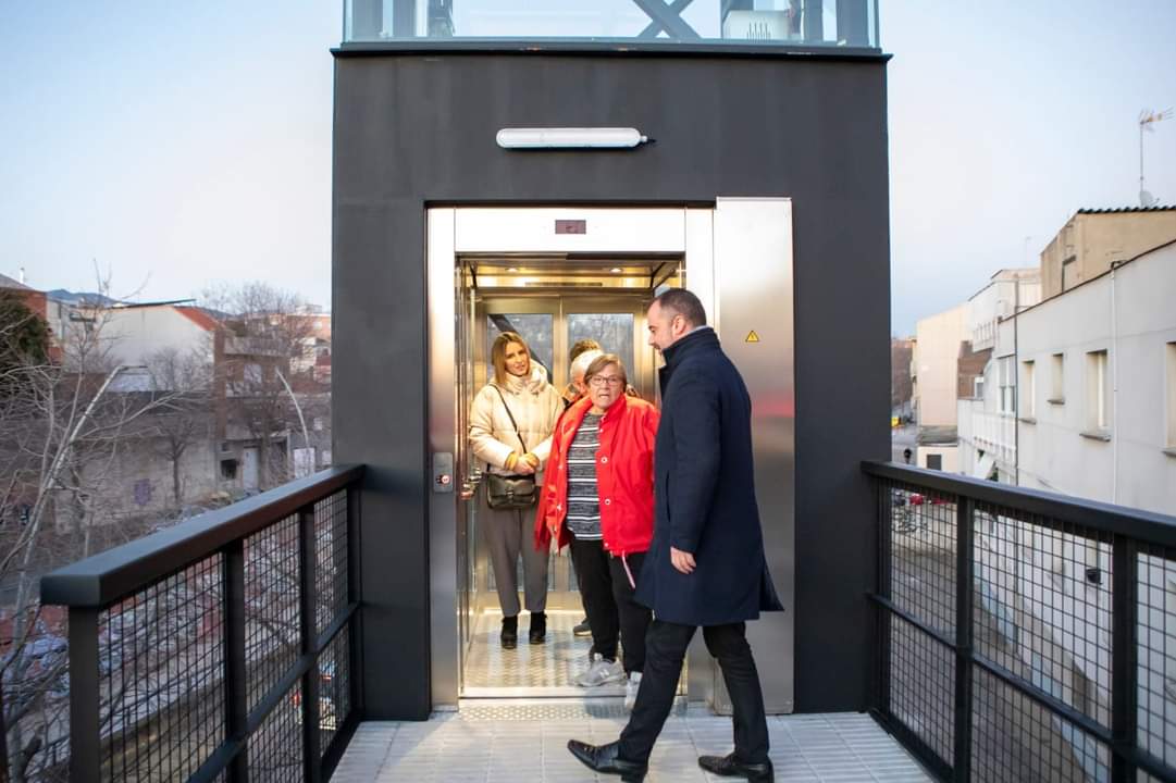 Finalizadas las obras y desde hoy en funcionamiento el nuevo ascensor que conecta la ctra de Rellinars con Ronda de Ponent. Dando respuesta a esta gran necesidad solicitada por l@s vecin@s del barrio de Poble Nou y su asociación de vecinos. 
#Terrassa